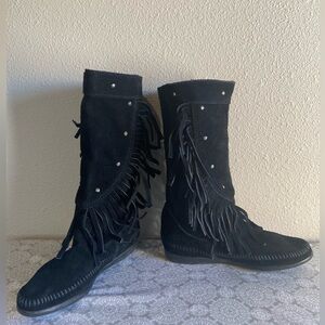 Minnetonka~ NIB~Soft~Black~Suede Leather~Fringe & Studded~Moccasin Boot~Size 6
